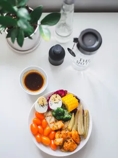 Ren och hälsosam måltid med majs och morötter på vit tallrik